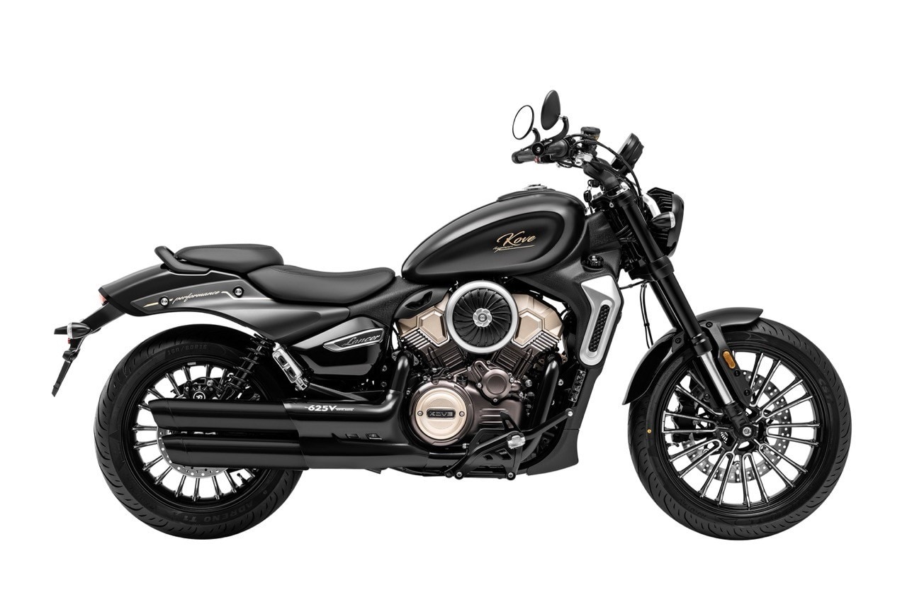 <div class='descrGalleryTitle'>625V</div><div class='descrGalleryText'><p>La <b>625V è una bella cruiser</b> con motore inevitabilmente bicilindrico a V, raffreddato a liquido da 578 cc effettivi. Ci sono 61 cavalli a 8.500 giri e 60 Nm già a 5.500 giri. La frizione è multidisco in bagno d’olio con comando a cavo, cambio a 6 rapporti e anche l’acceleratore ha comando meccanico. Ci sono <b>due mappe motore, Sport ed Eco</b>, e controllo di trazione. </p>
<p>Il telaio, ben celato dalle sovrastrutture, è una struttura ibrida composta da <b>tubi e fogli d’acciaio saldati</b>, la forcella è rovesciata e non regolabile, al posteriore ci sono due ammortizzatori e le ruote sono in lega con misure pneumatici di 120/70-18 e 160/60-16. L’impianto frenante prevede all’anteriore un <b>disco singolo flottante</b> con pinza a 4 pistoncini, al posteriore il disco è fisso a la pinza a 2 pistoncini. Il serbatoio tiene 20 litri e il peso in ordine di marcia è di 200 kg. Le luci sono tutte a LED e lo <b>strumento è un TFT da 3,6”</b>. Disponibile in 4 colori.</p>
</div>